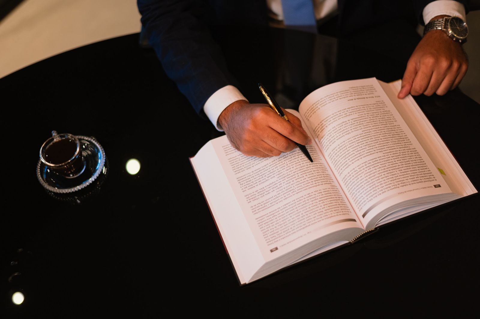 Leitura e anotações em livro jurídico
